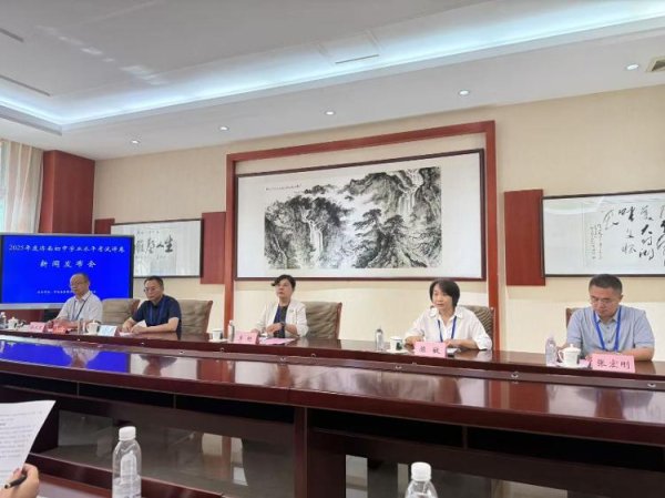 信通配资 2025年济南中考｜实探2025济南中考阅卷现场：评卷工作有序进行中，总体完成率超60%